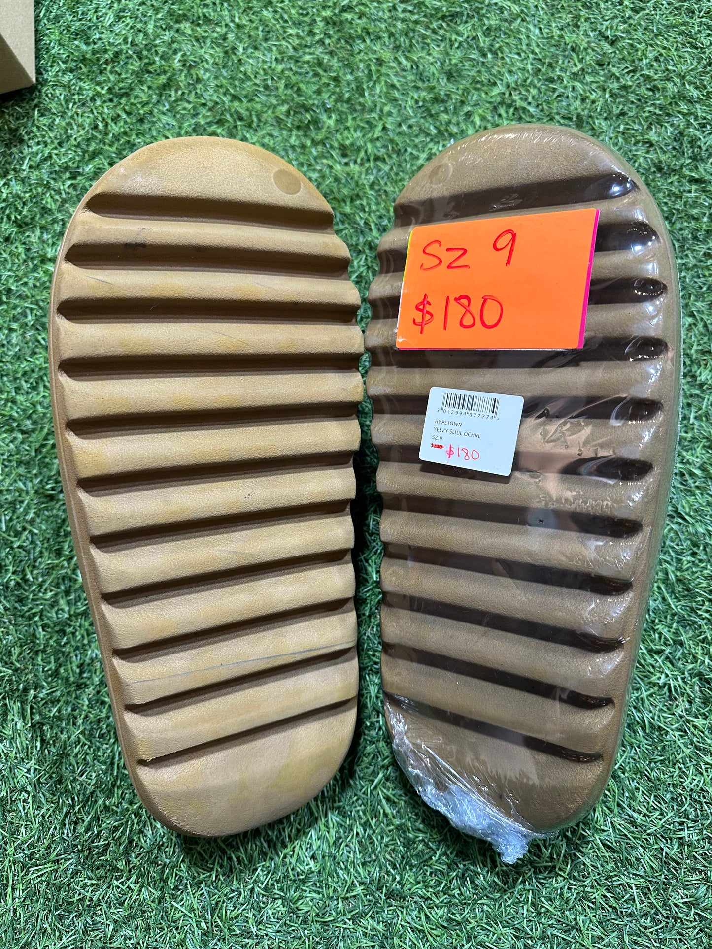 YEEZY SLIDE OCHRE SZ. 9 (PO)