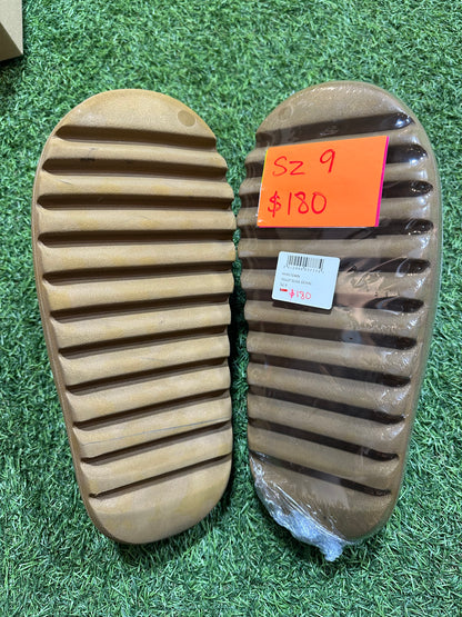 YEEZY SLIDE OCHRE SZ. 9 (PO)