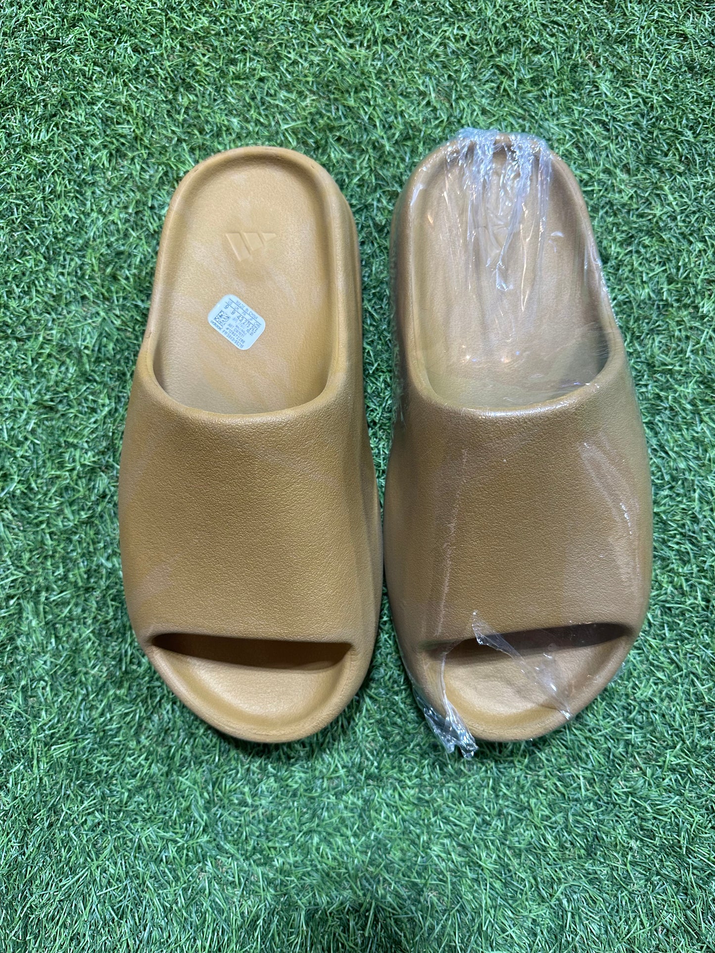 YEEZY SLIDE OCHRE SZ. 9 (PO)