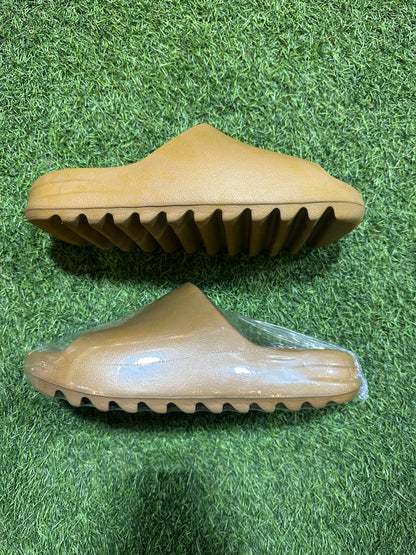 YEEZY SLIDE OCHRE SZ. 9 (PO)